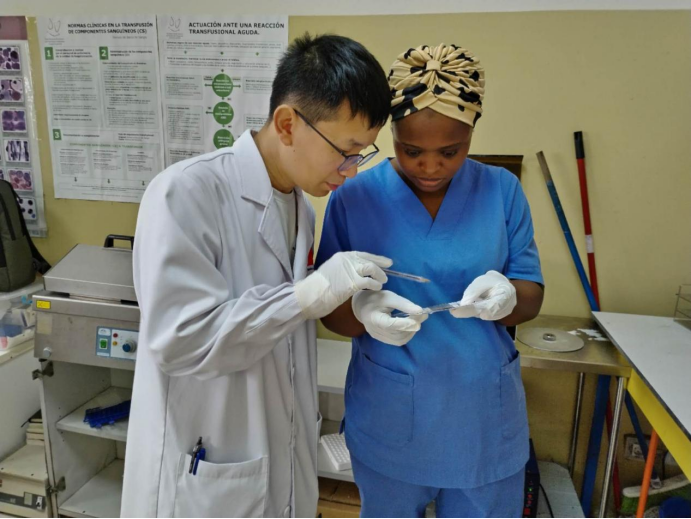 中国援赤几日记⑩ | 佛山医生雷志红：用一方玻片，在非洲架起健康「桥梁」