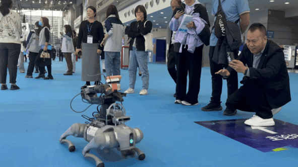 深圳这波医械展玩大了！虚拟人当客服，跳支舞做康复，港大深圳医院「黑科技」炸场了