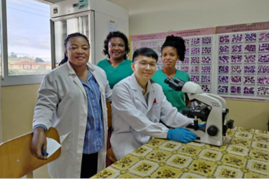 中国援赤几日记⑩ | 佛山医生雷志红：用一方玻片，在非洲架起健康「桥梁」