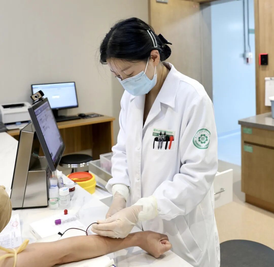 特别关注 | 跨越世纪的祝福！黄山华泽医院老年医学科为 99 岁陈爷爷庆生