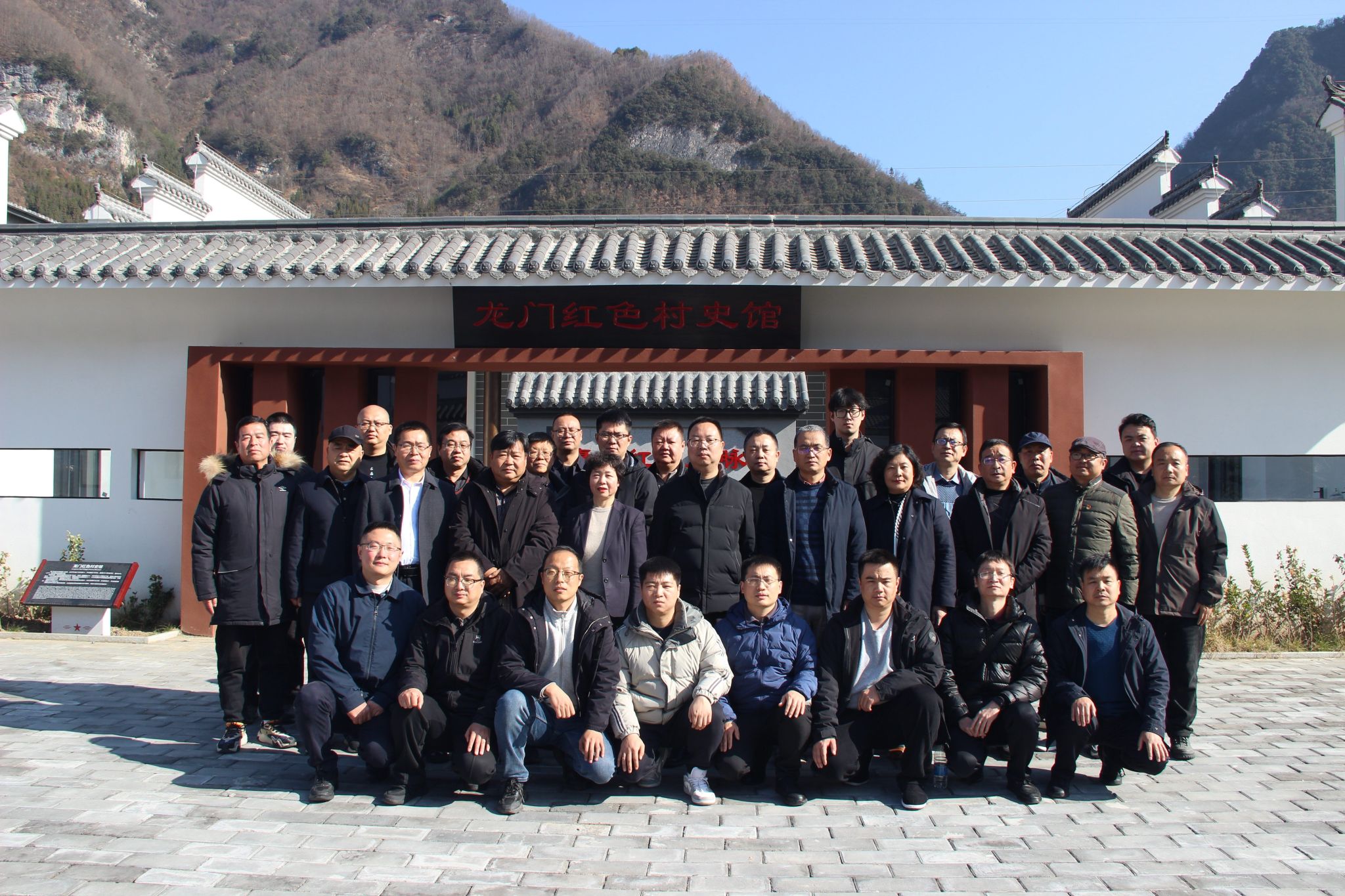 西交大二附院党委副书记党变玲一行赴平利县开展调研和慰问活动