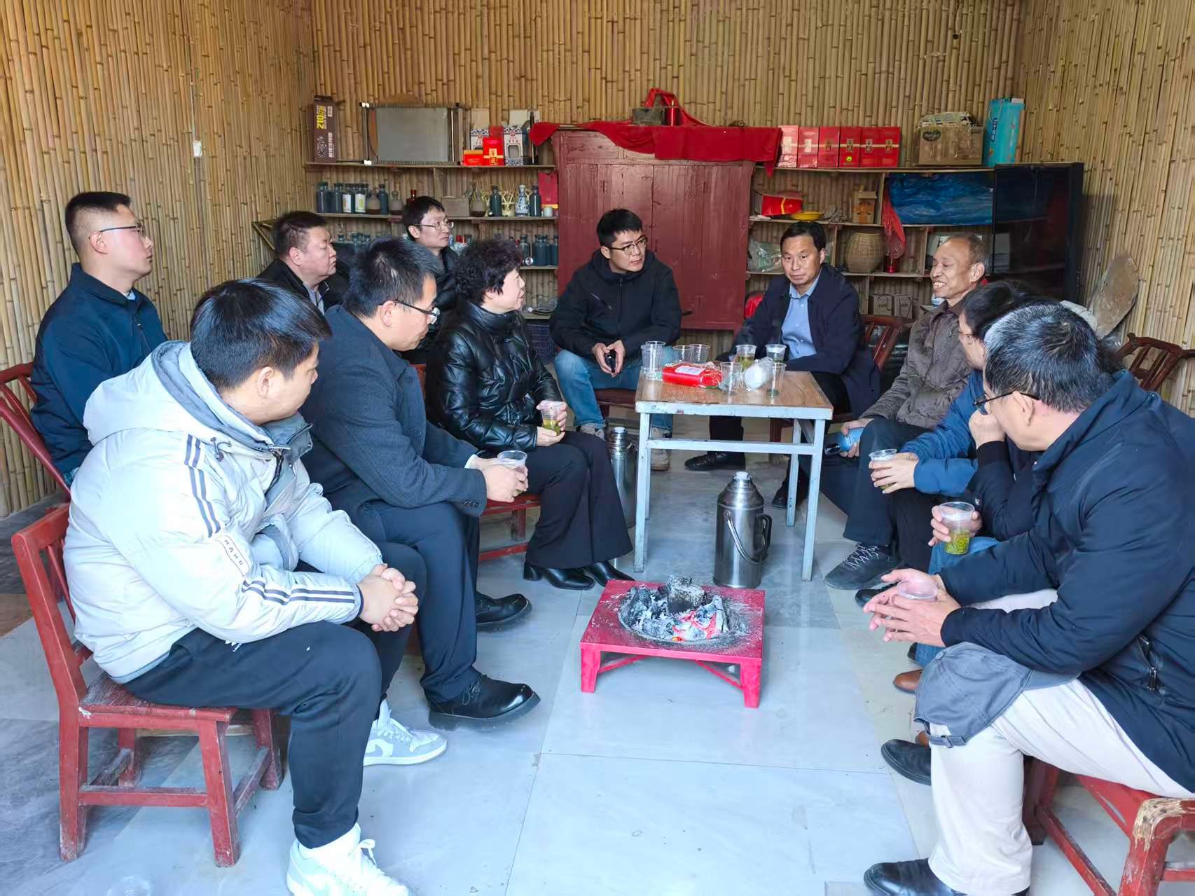 西交大二附院党委副书记党变玲一行赴平利县开展调研和慰问活动