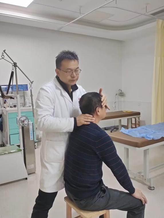 别只怪久坐！从搬重物到扛压力，你的身体可能早就「歪」了