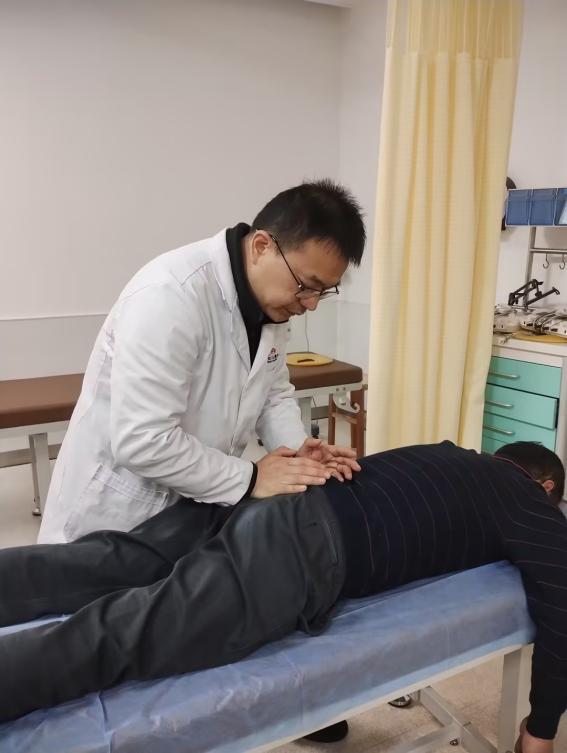 别只怪久坐！从搬重物到扛压力，你的身体可能早就「歪」了