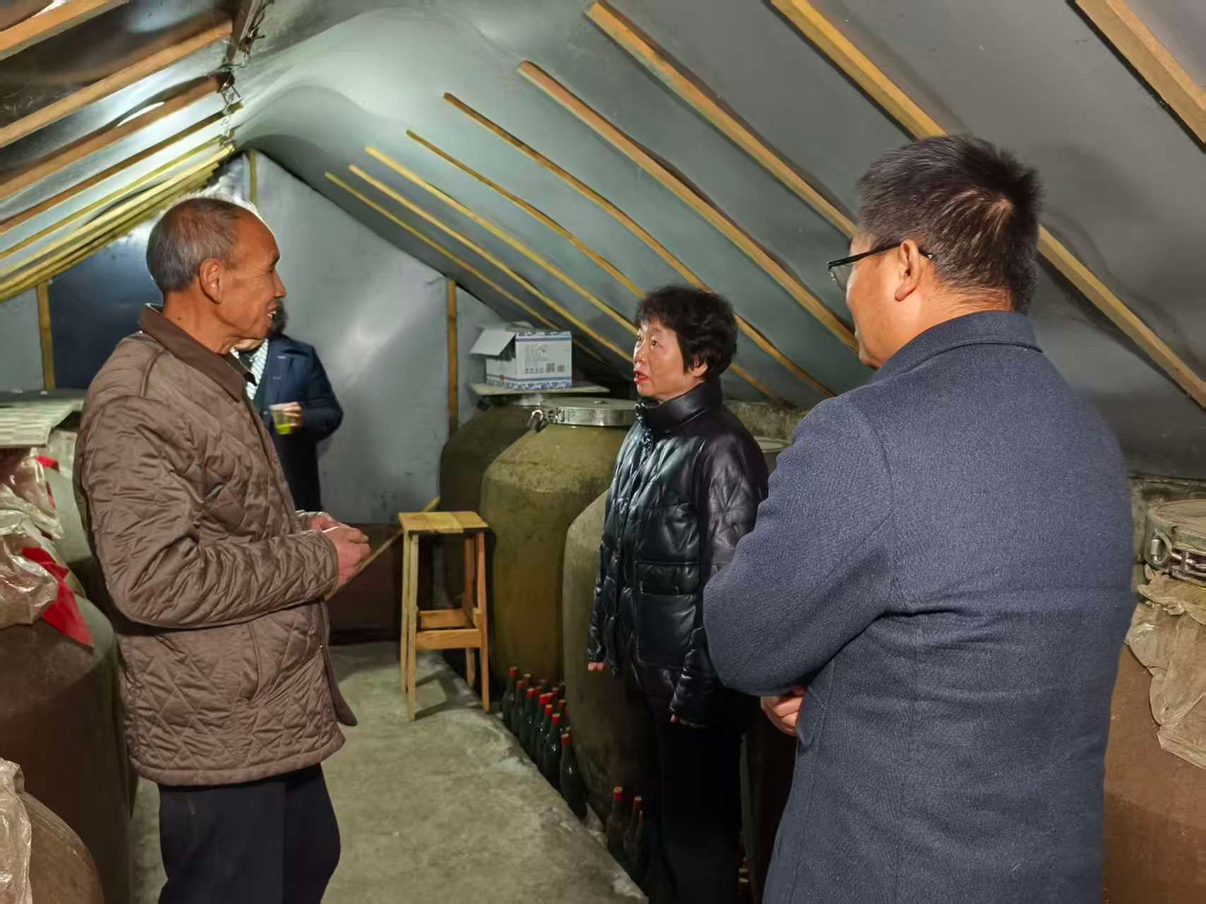 西交大二附院党委副书记党变玲一行赴平利县开展调研和慰问活动