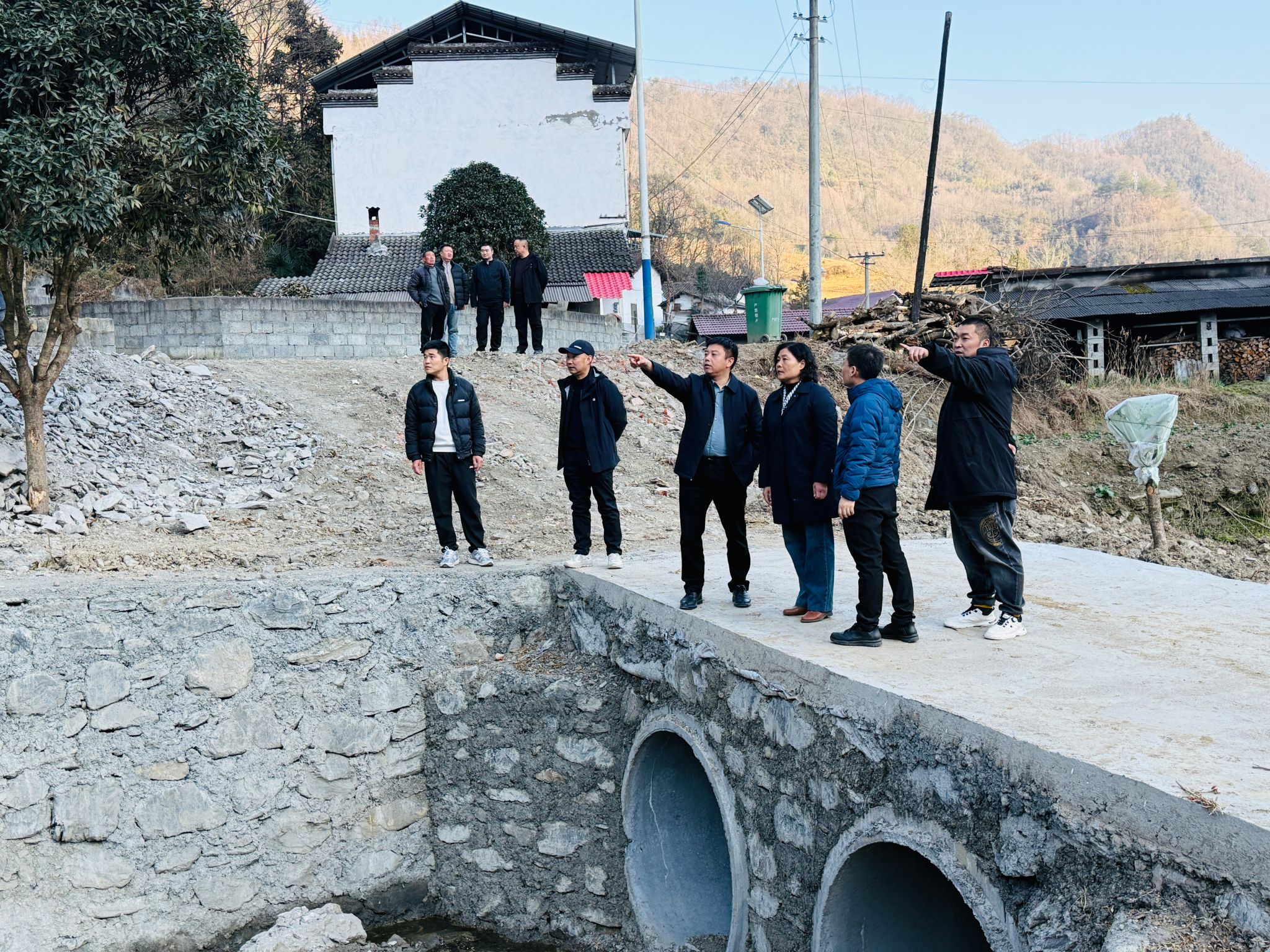 西交大二附院党委副书记党变玲一行赴平利县开展调研和慰问活动