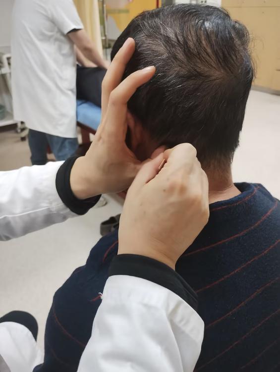 别只怪久坐！从搬重物到扛压力，你的身体可能早就「歪」了