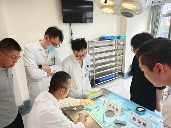 实力「圈粉」！人民医院的青年医生原来个个……