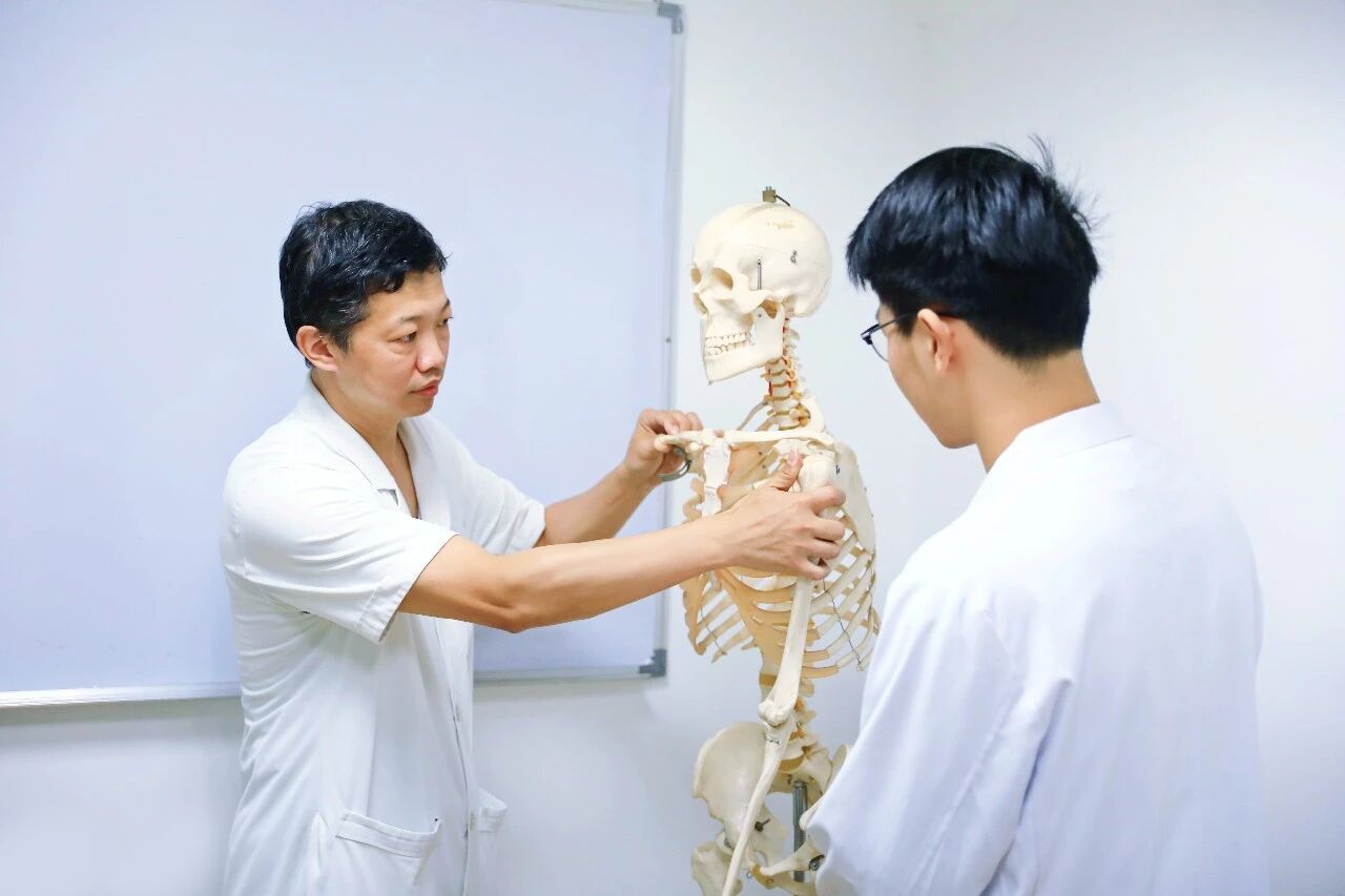 人文视角丨温情护骨细意疗伤 白衣执甲助力安康