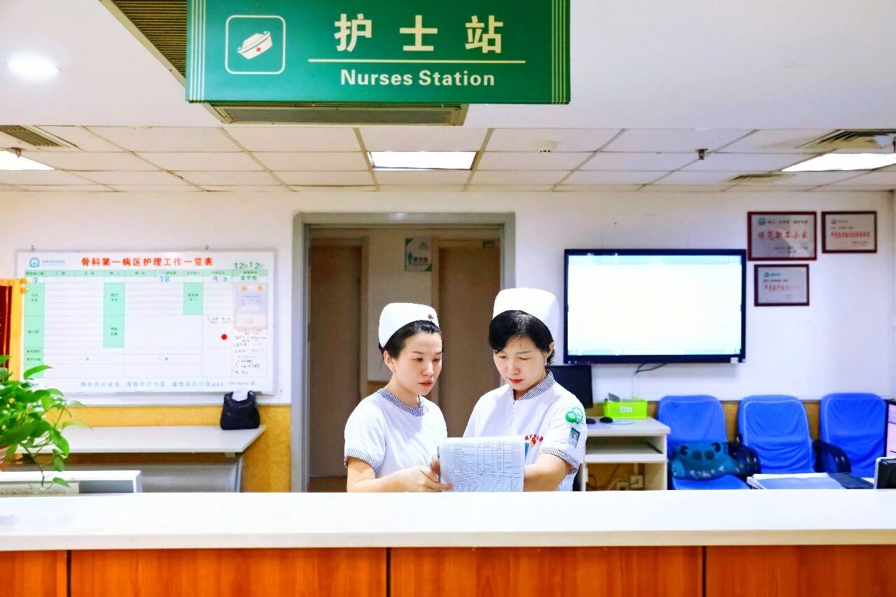 人文视角丨温情护骨细意疗伤 白衣执甲助力安康