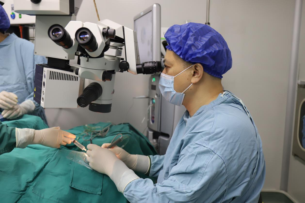 光明穿透 10 年迷雾，一场跨越 1400 公里的藏族少年视力救治