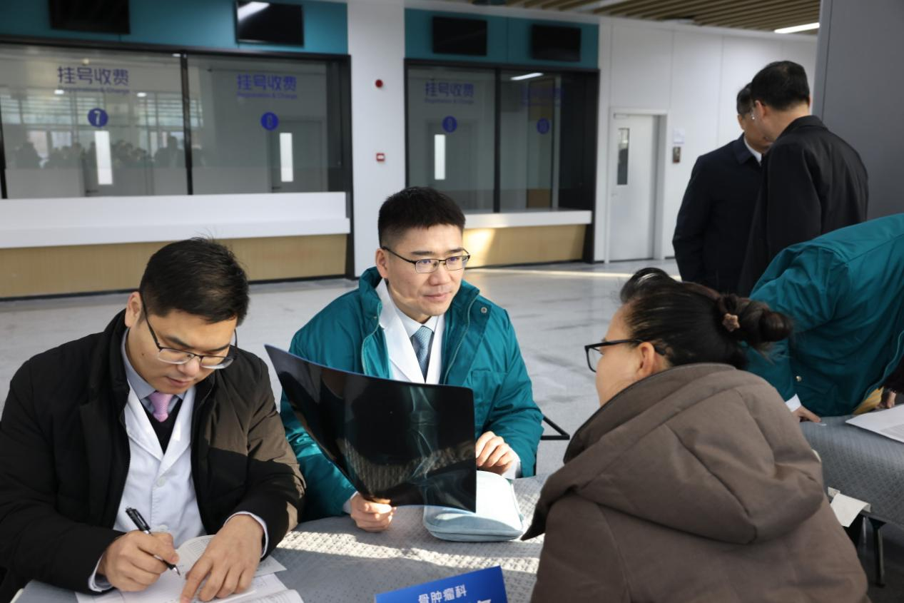 北京积水潭医院郑州医院启动大型义诊,国家区域医疗中心让北京专家服务中原