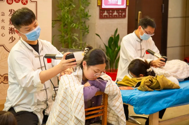 开放日超萌中医皂「C 位出道」,艾灸「热浪」把寒冬「烤」得服服帖帖!