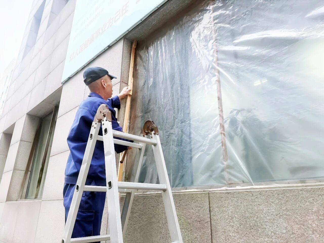 综合新闻丨筑牢安全防线 守护就医平安!本溪市中心医院后勤部多措并举防范雨雪冰冻灾害