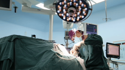 从阿勒泰到义乌：新疆大叔 4000 公里的生命奔赴，不开颅为脑瘤「拆弹」