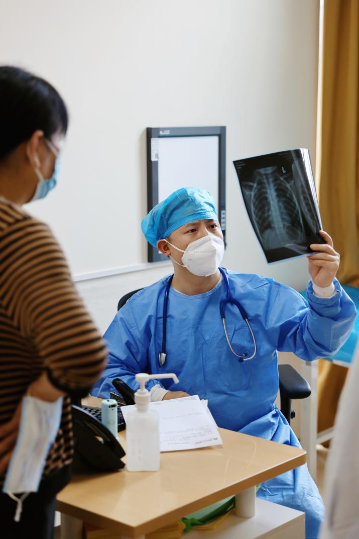 他给处方加微信，用「绿手」暖童心，儿科医生罗志华 15 年倾情守护