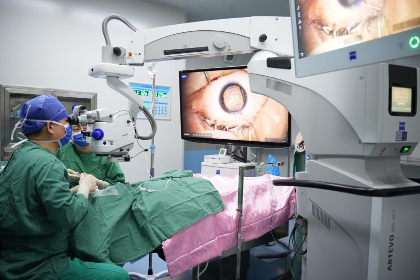 郑州视光眼科医院成功实施河南首例 EVO+ ICL (V5) 晶体植入手术