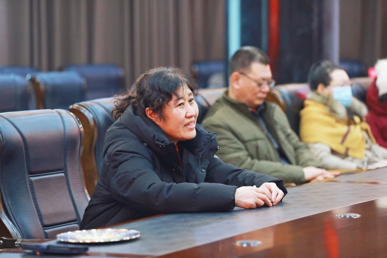 岁月如歌映初心 荣退无悔敬芳华 ——本溪市中心医院举行 2025 年度职工荣誉退休仪式