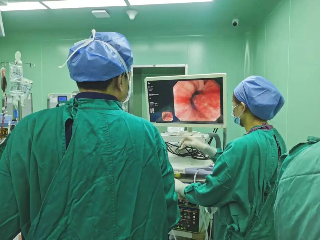 呕血两斤合并多症，内镜精准「缉凶」——南京江北医院成功救治复杂上消化道大出血患者