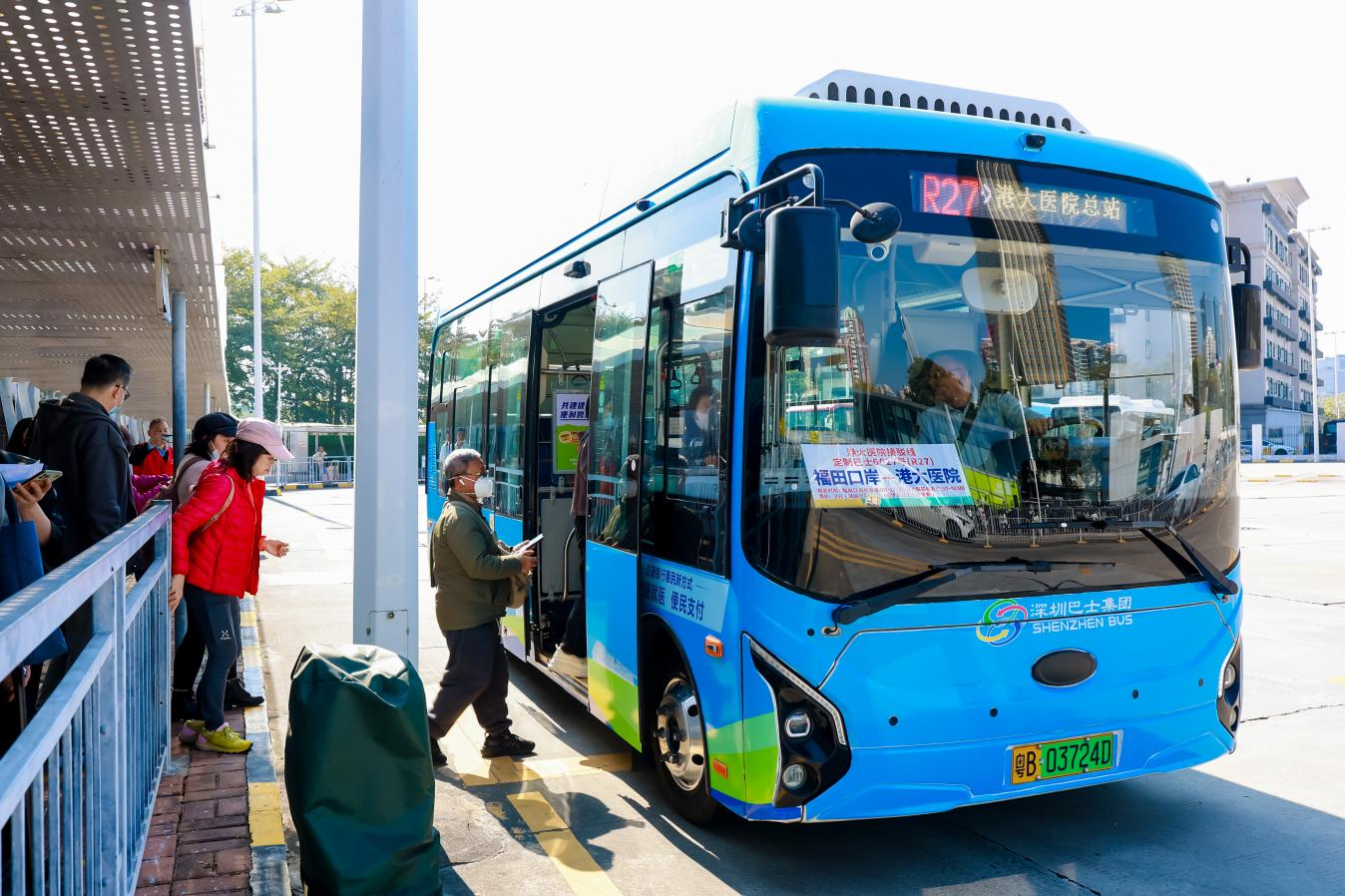 架起健康桥，深港医疗融合迈入「直达时代」  「福田口岸—香港大学深圳医院」接驳巴士专线开通