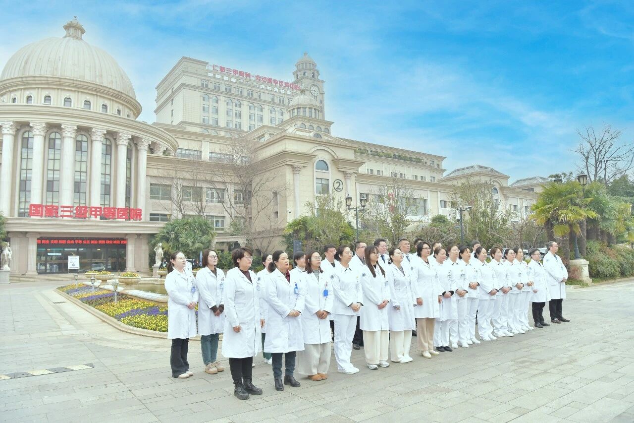 「党建红」引领「健康绿」 徐州仁慈医院元旦升旗启新程