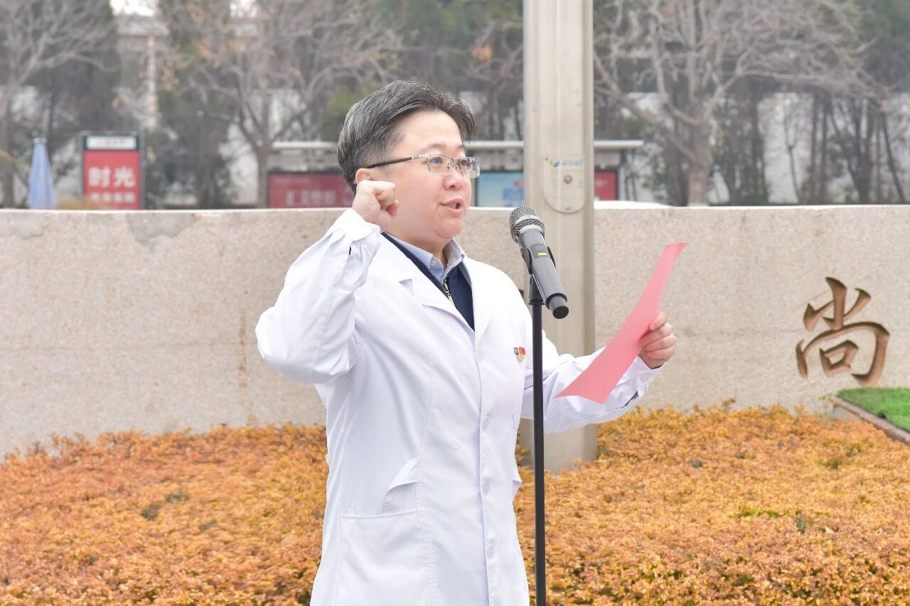 「党建红」引领「健康绿」 徐州仁慈医院元旦升旗启新程