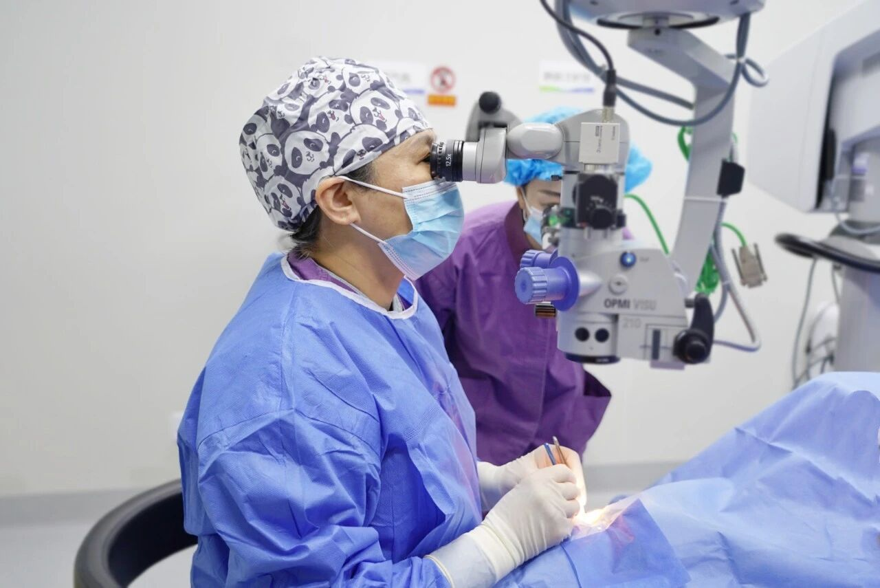 周进院长闪耀「海上之光」学术盛会，荣膺「EVO ICL 临床贡献奖」等多项大奖