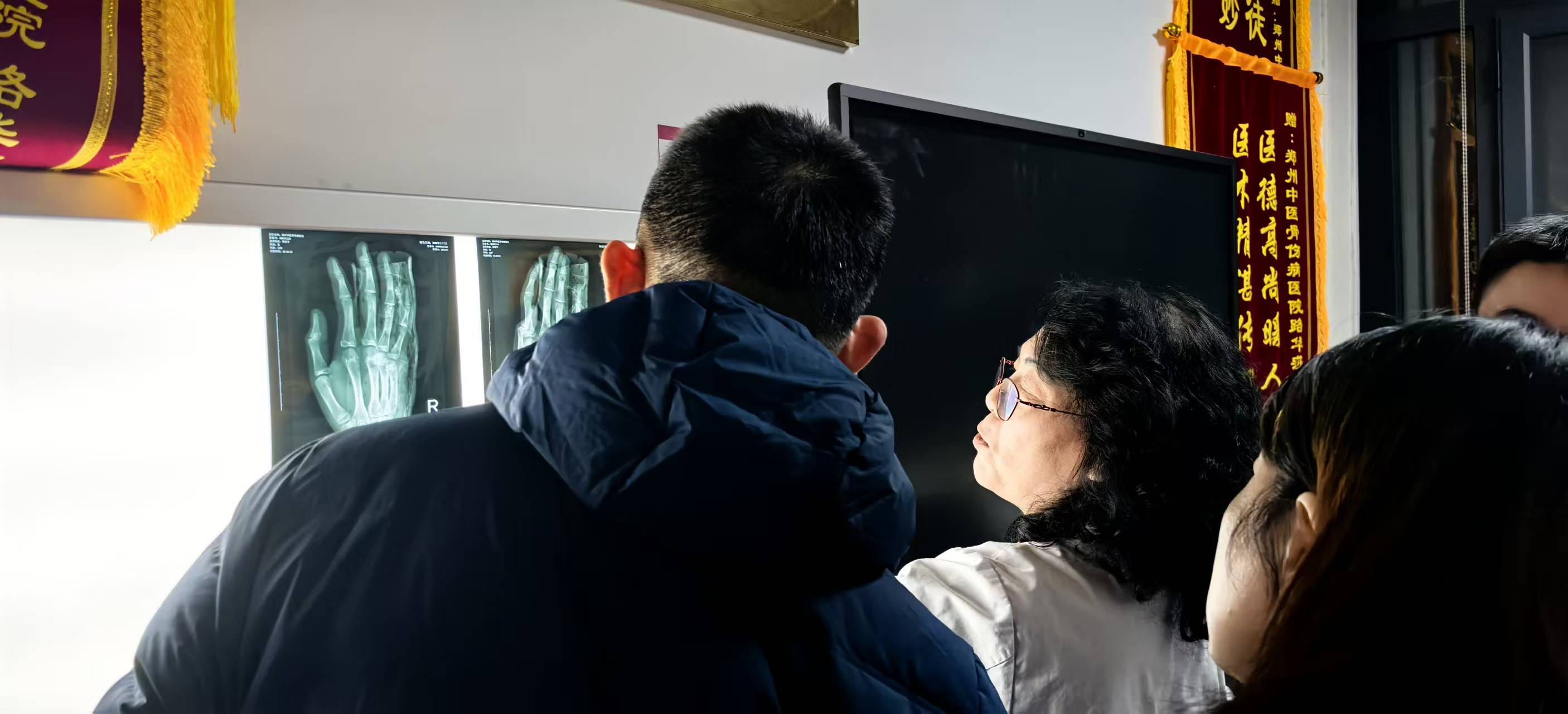 两分钟！摸一摸，掰一掰，孩子错位的手骨瞬间「归位」