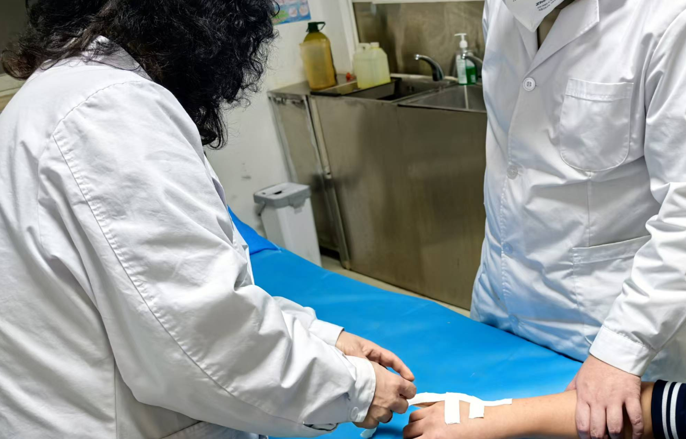 两分钟！摸一摸，掰一掰，孩子错位的手骨瞬间「归位」