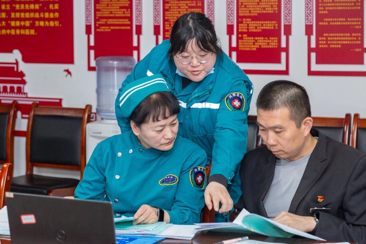 郑州紧急医疗救援中心对郑州中医骨伤医院 52 号急救站进行「2025 年度院前急救医疗考核」！