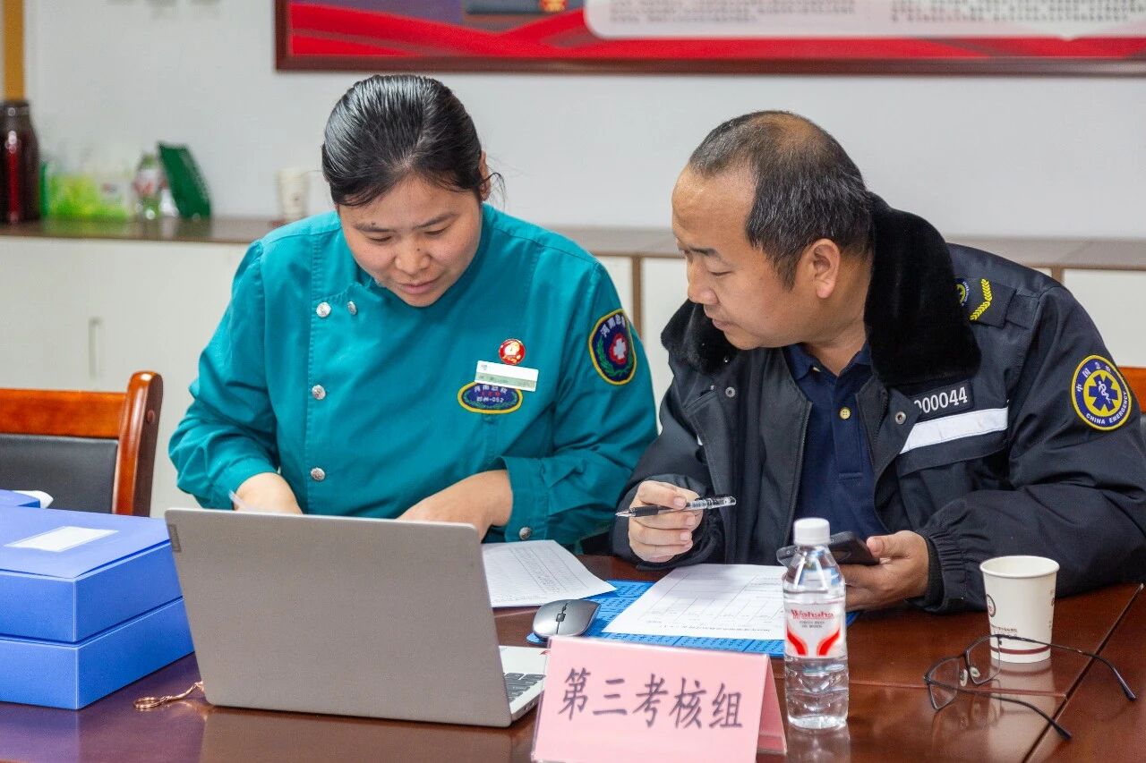 郑州紧急医疗救援中心对郑州中医骨伤医院 52 号急救站进行「2025 年度院前急救医疗考核」！