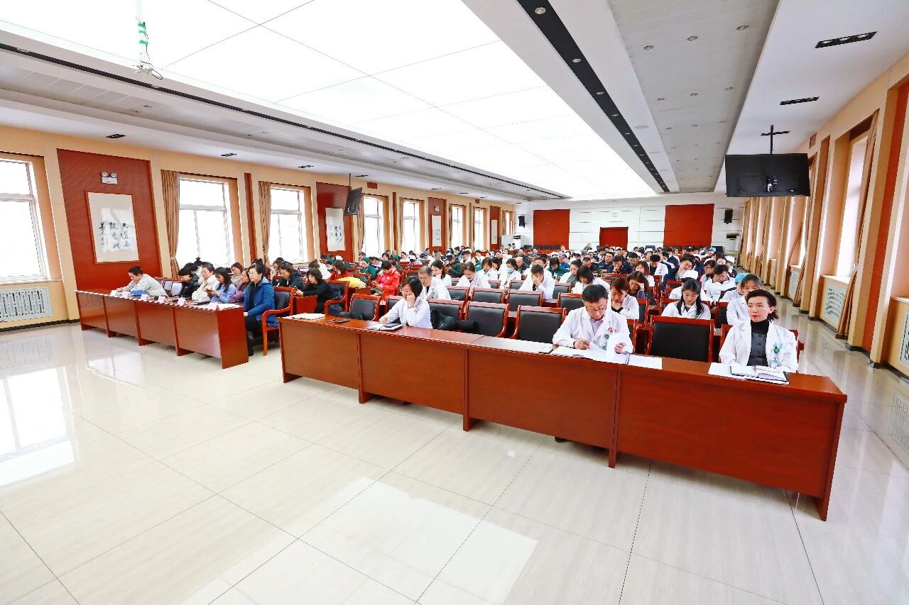 亮绩砺行担使命 凝心聚力谱新篇——本溪市中心医院召开 2025 年度领导班子述职考核测评会议