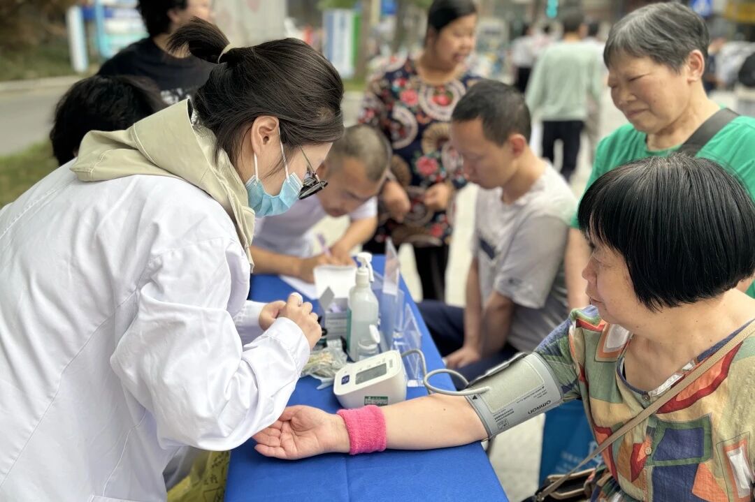 2025 新华公益纪实：以温暖之名，守护一座城的健康脉搏