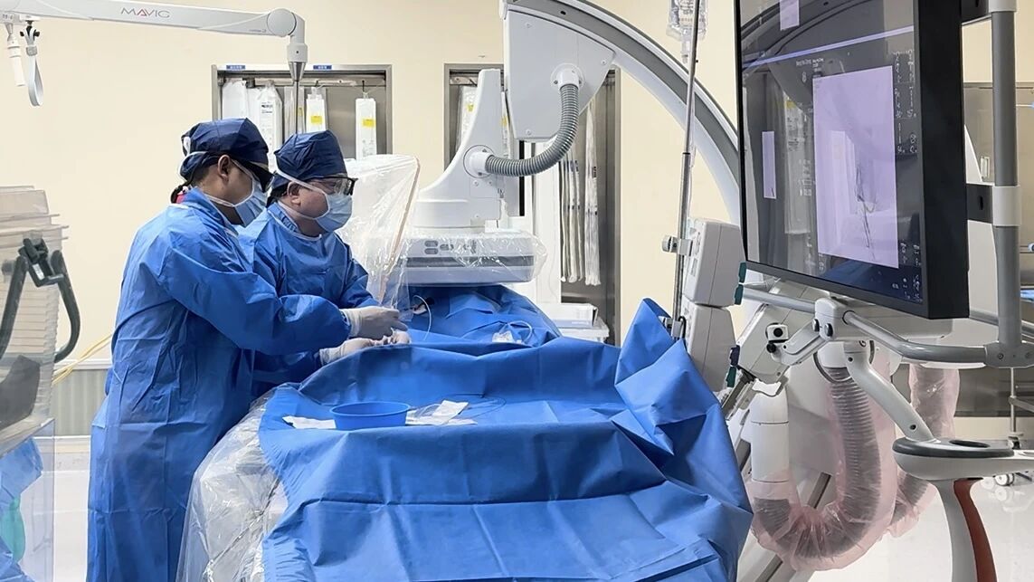 肚皮里藏了「两个拳头大小」的肿瘤！四大学科联手拆「弹」