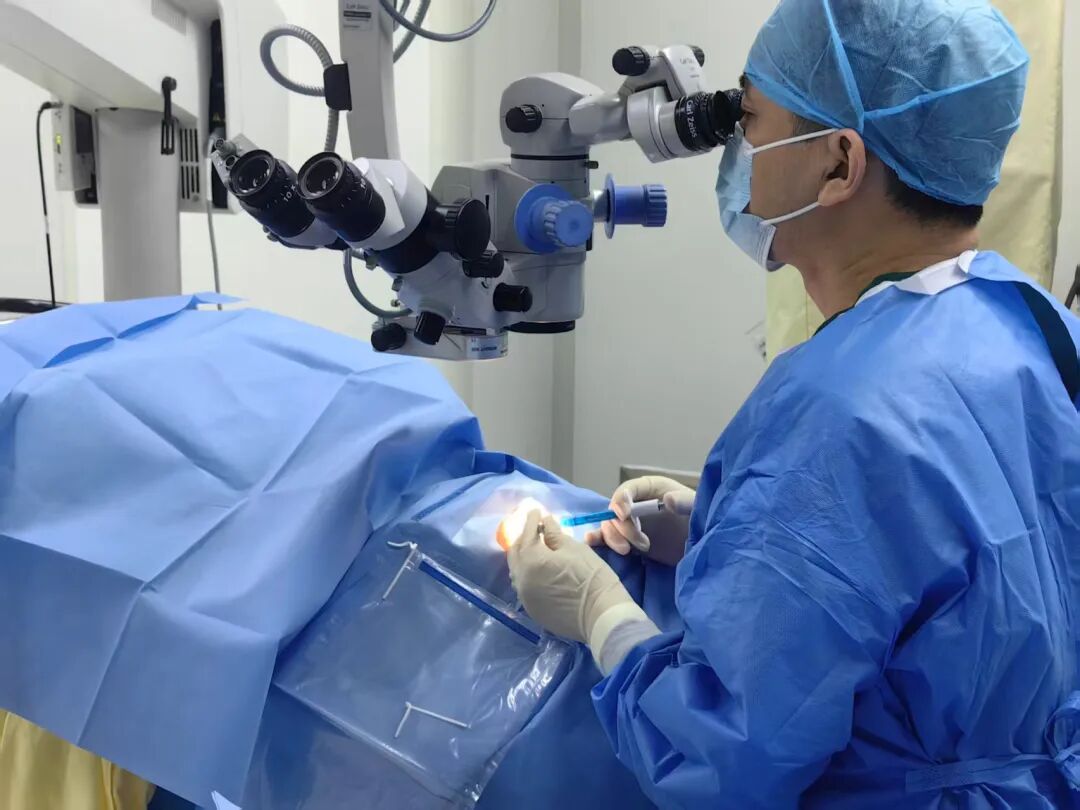 全国首批!杭州华厦眼科黄旭院长成功实施 ICL(V5) 晶体植入术!