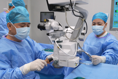 87 岁黄奶奶重获清晰视界！南宁华厦赵华平副院长以「毫米级手术」点亮暮年光明