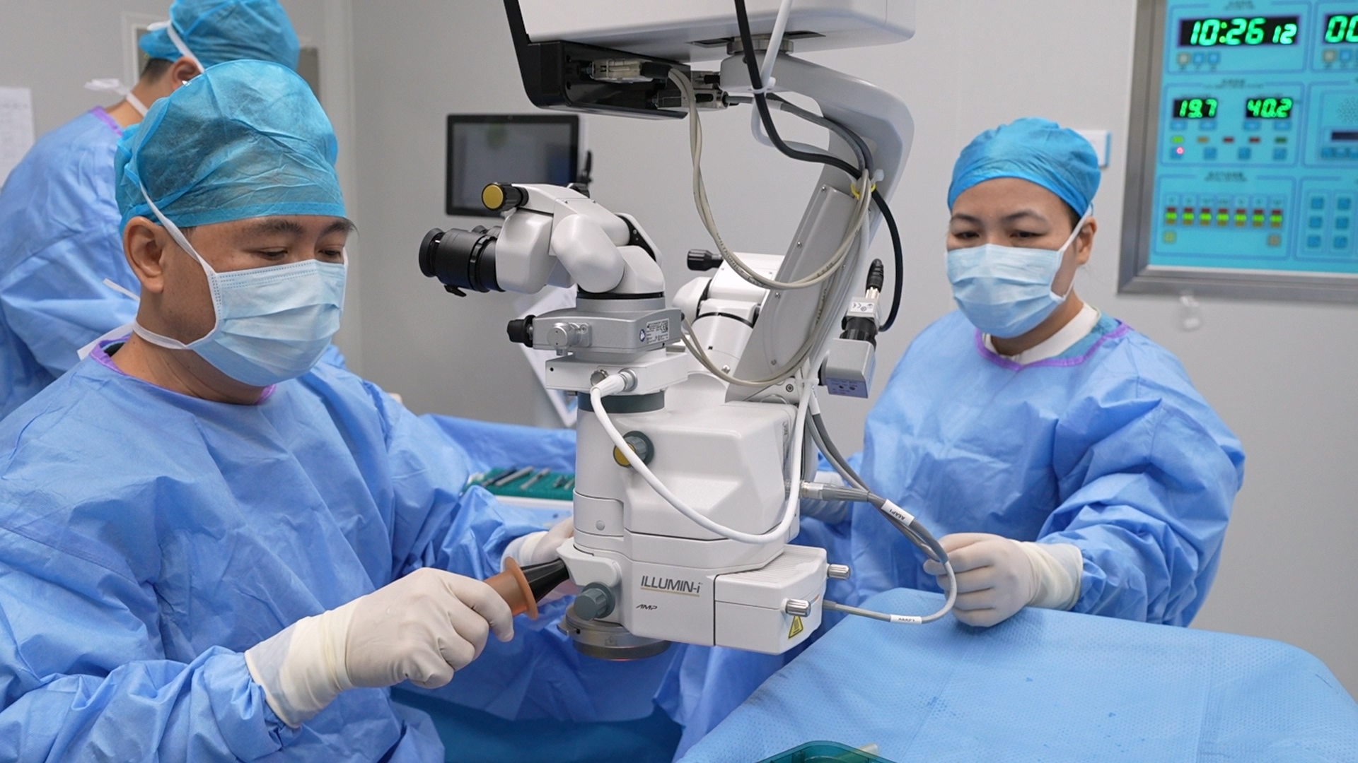 87 岁黄奶奶重获清晰视界！南宁华厦赵华平副院长以「毫米级手术」点亮暮年光明