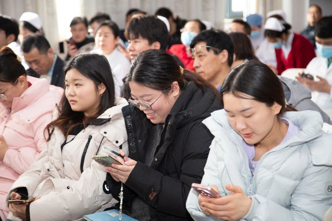 「镜头里的医者温度」 | 天才天之源团队赋能郑州中医骨伤病医院短视频创作，解锁健康传播新技能！