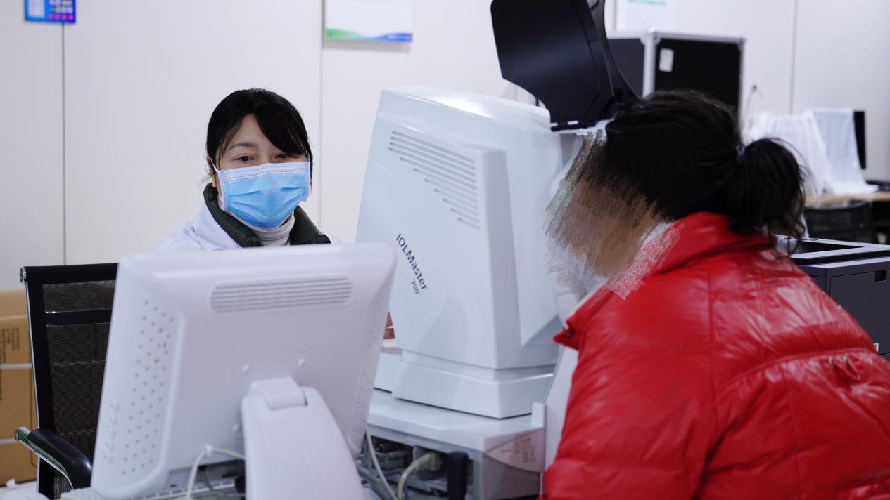 近视 40 年高达 1600 度！眼球像要被「吹爆」的气球，后巩膜加固术为脆弱眼球撑起 「保护伞」