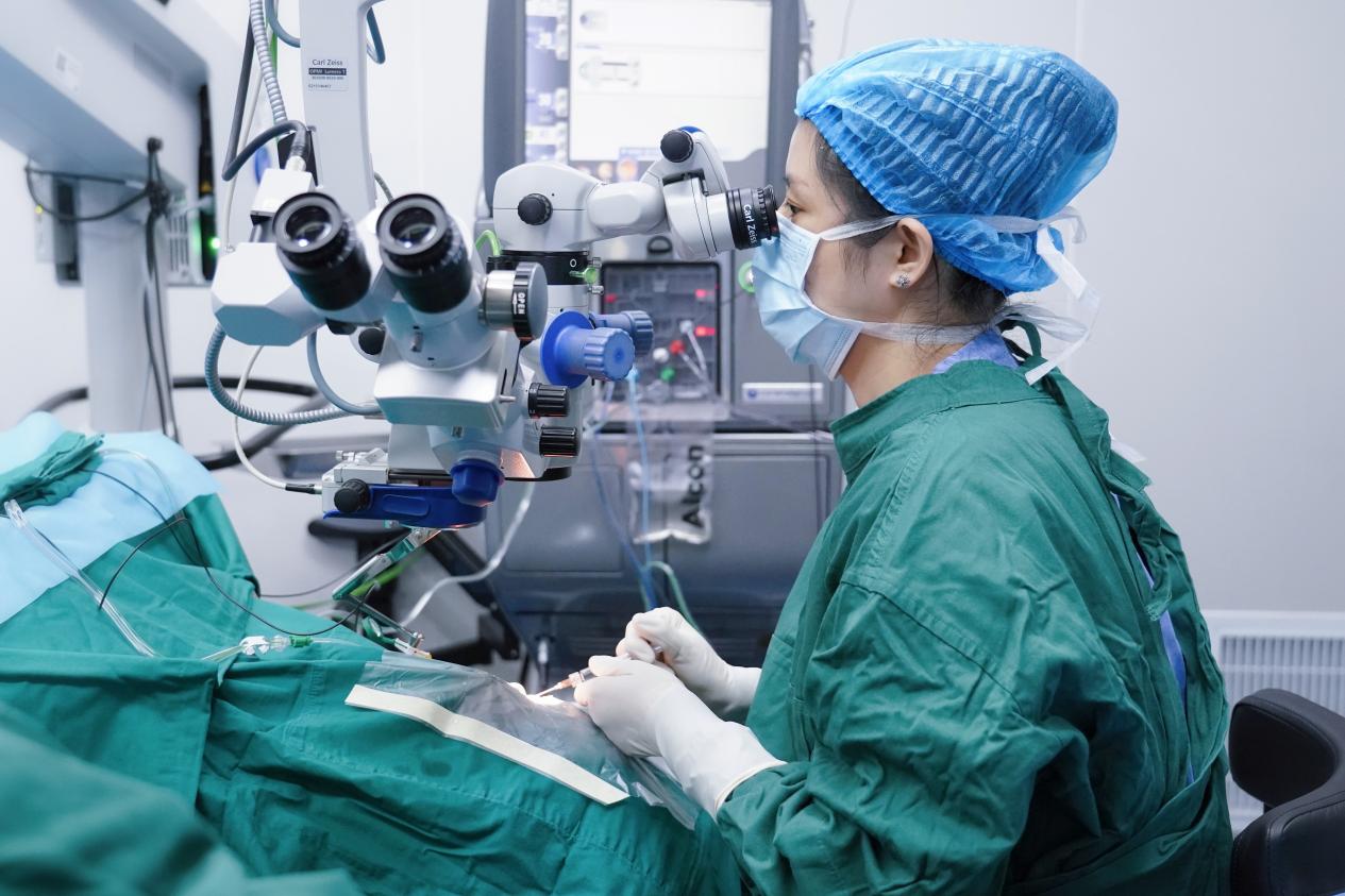 近视 40 年高达 1600 度！眼球像要被「吹爆」的气球，后巩膜加固术为脆弱眼球撑起 「保护伞」