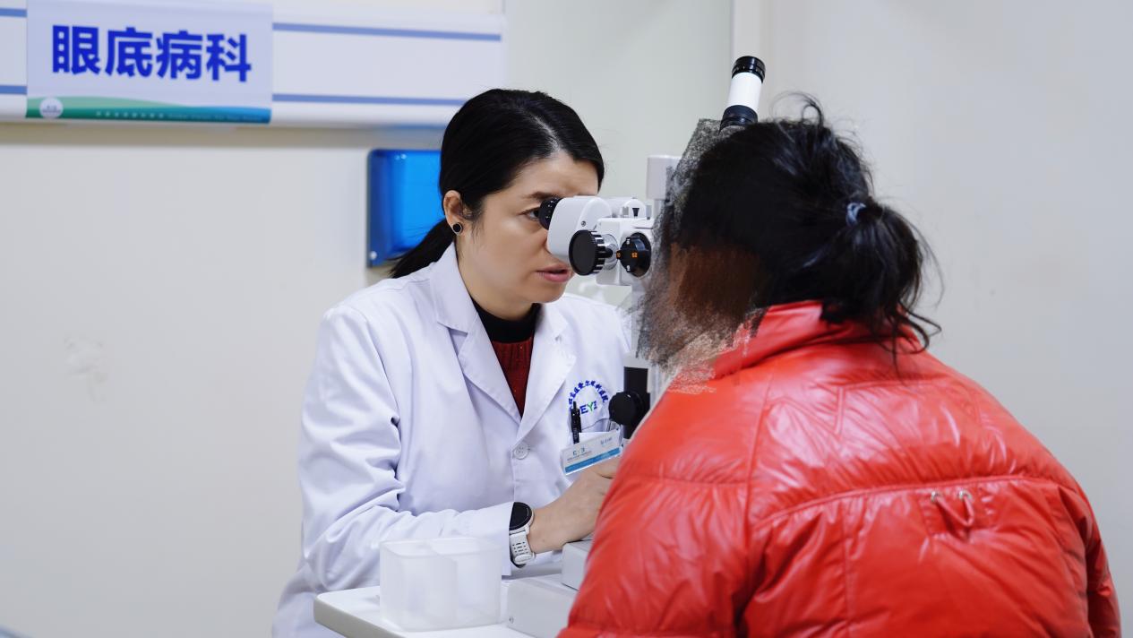 近视 40 年高达 1600 度！眼球像要被「吹爆」的气球，后巩膜加固术为脆弱眼球撑起 「保护伞」