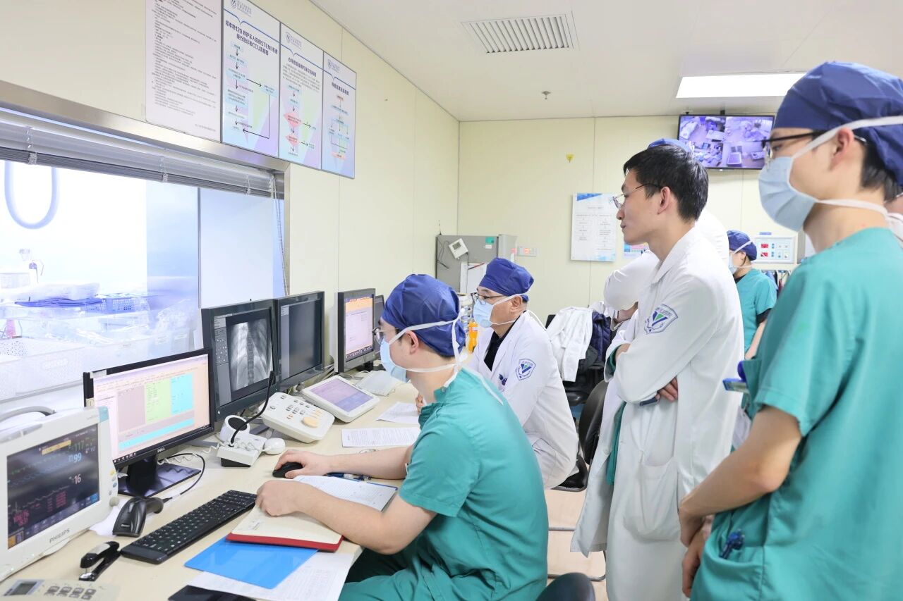 高中生频繁晕倒，竟是心脏藏了「大漏洞」！这些预警信号，很多人都没当回事