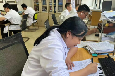 手术台上的「李一刀」，为何献「书海」？