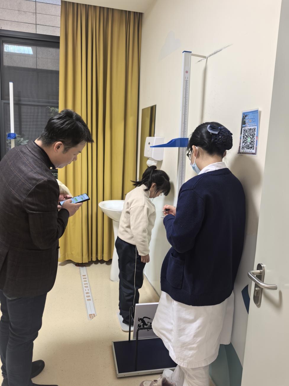 别等孩子近视 300 度、脊柱弯了才后悔！这份「健康体检」你家娃做了吗？