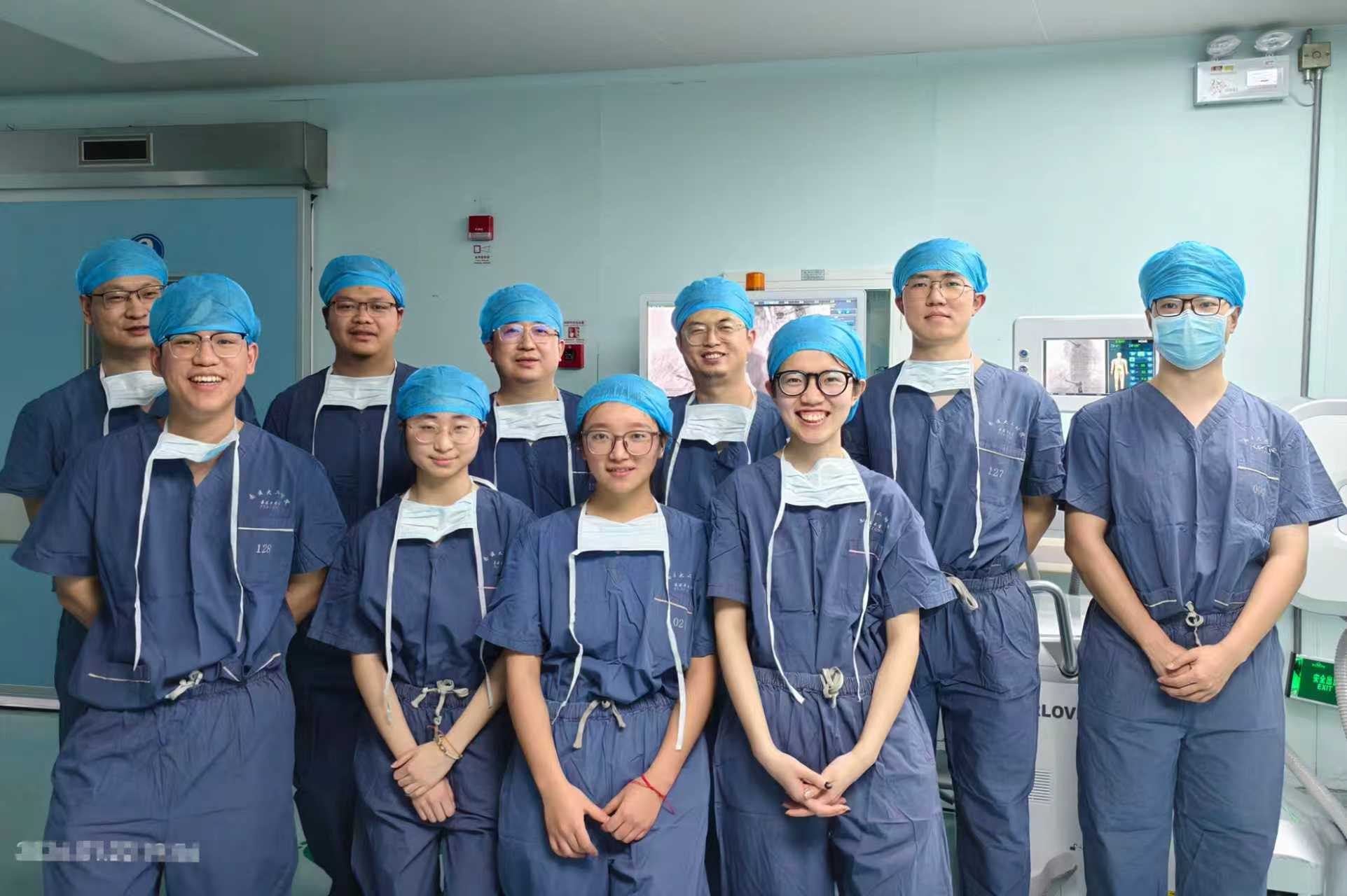 老人胸椎骨折，手术机器人同时精准修复 2 处骨折！