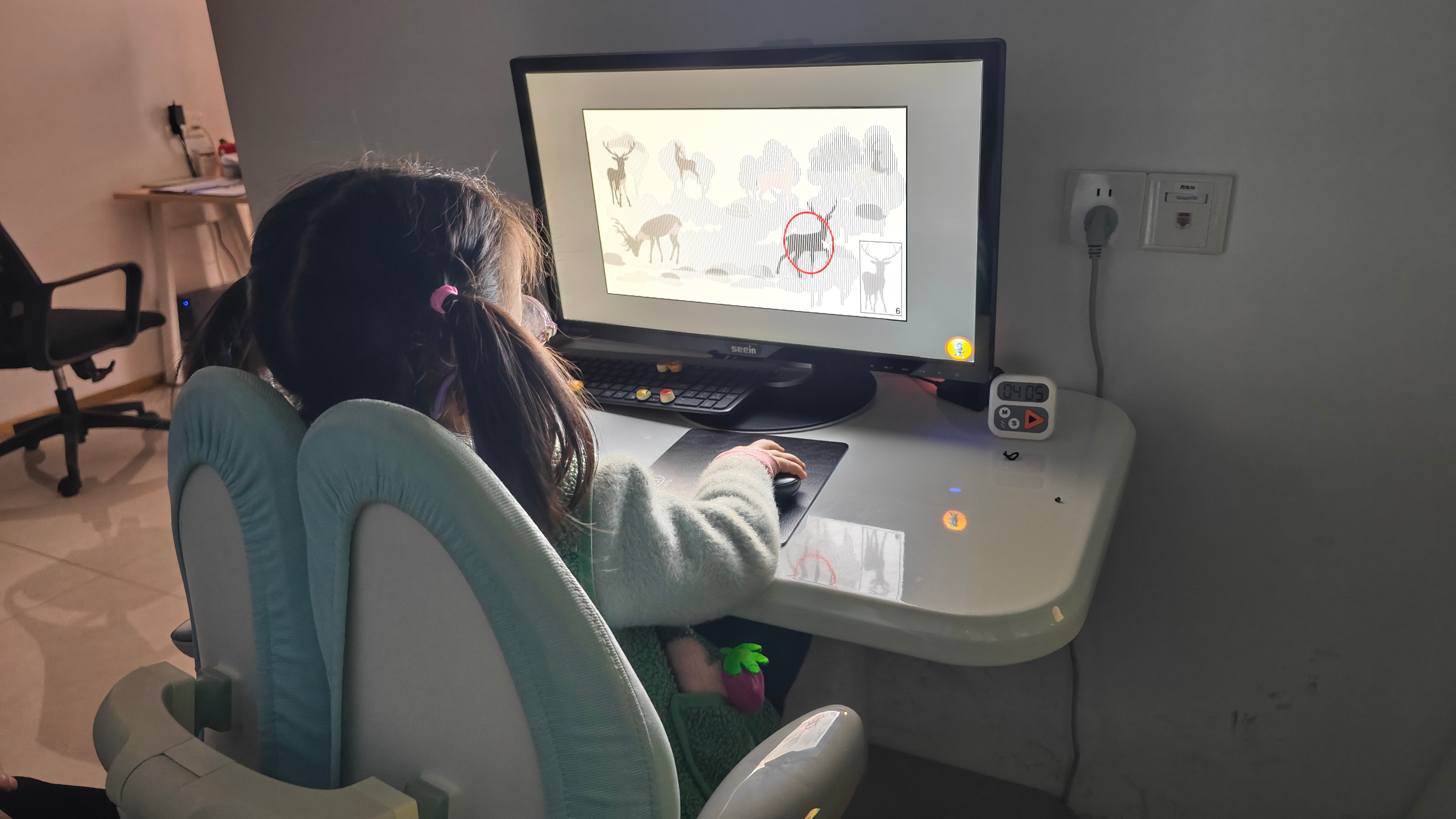 5 岁女童走路总要抱抱，旁中心注视解决后行为大变样