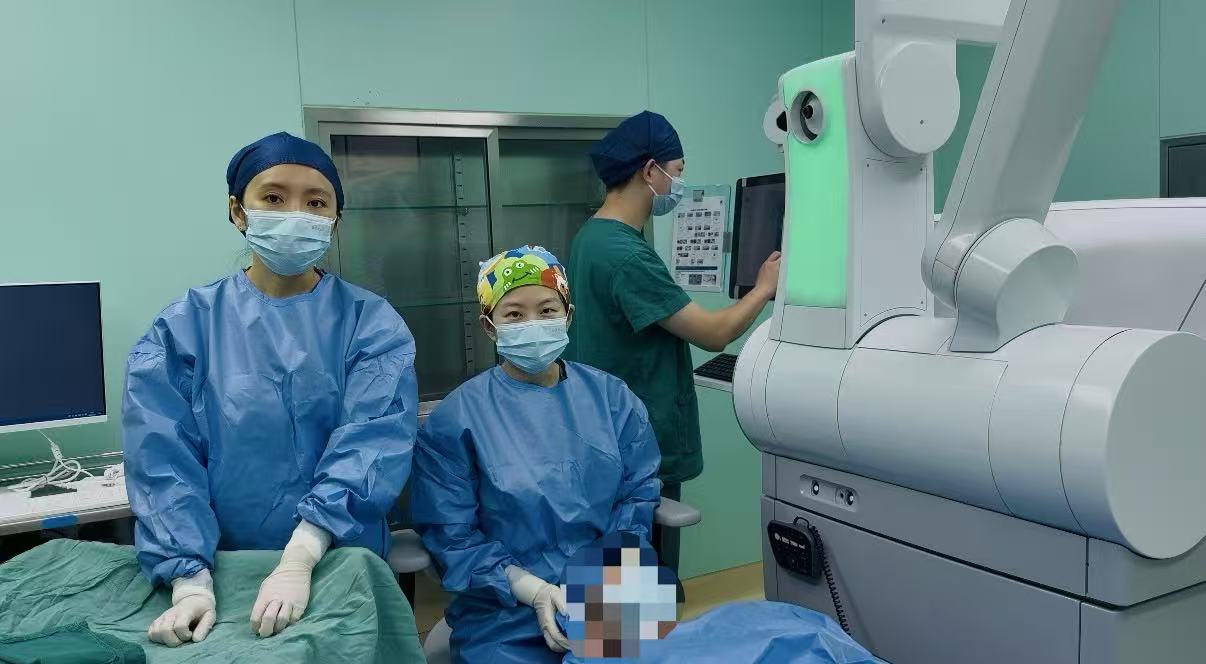 湖北公立医院首台,武大中南医院新一代机器人全飞秒为十年近视精准摘镜