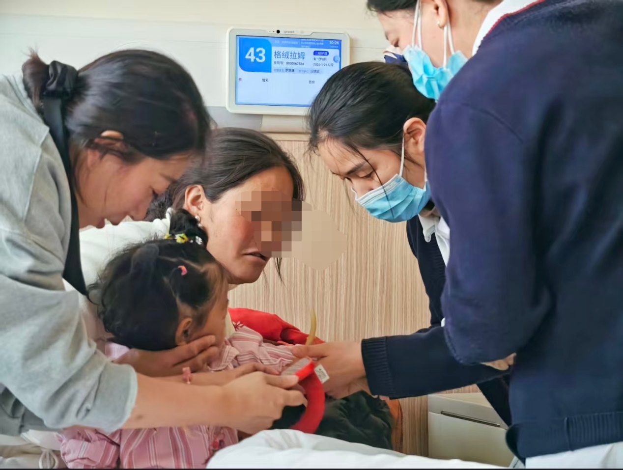 雪山上的「小缺鼻」：跨越千里的爱心，为她拾回童年