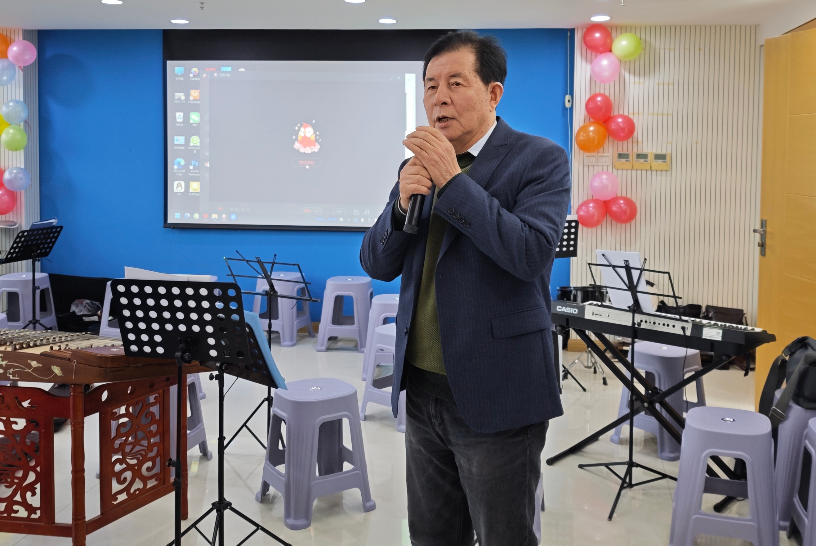 邻里欢歌迎新春 华厦有爱暖人心 ——「霞满金叶·华厦有爱」迎新 K 歌联欢会温情举办