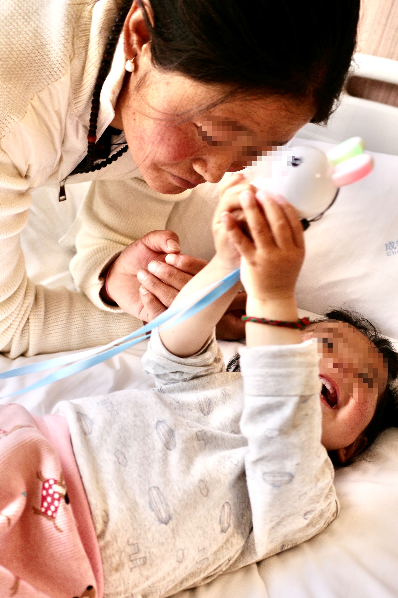 雪山上的「小缺鼻」：跨越千里的爱心，为她拾回童年